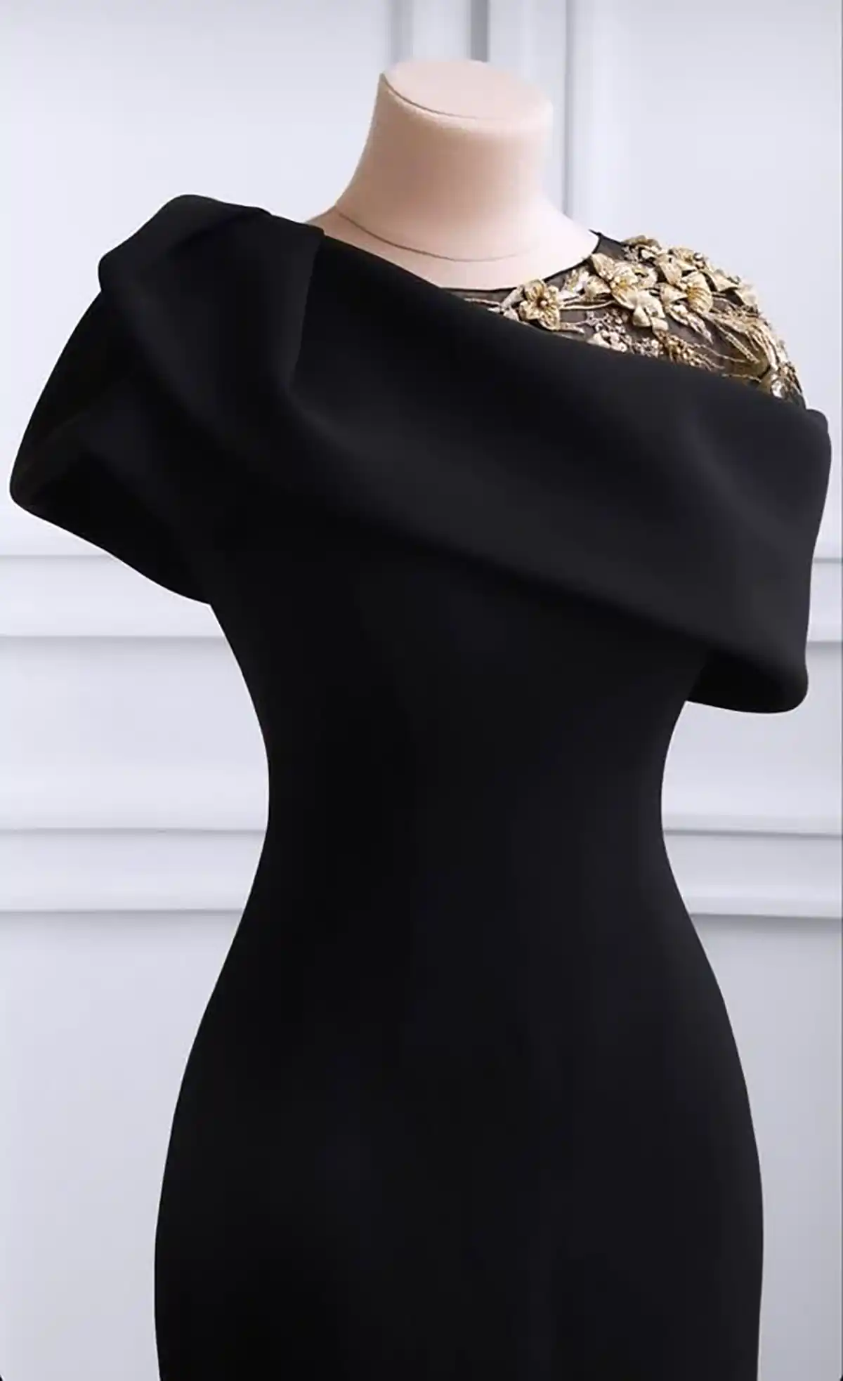 لباس عروسکی پوشیده