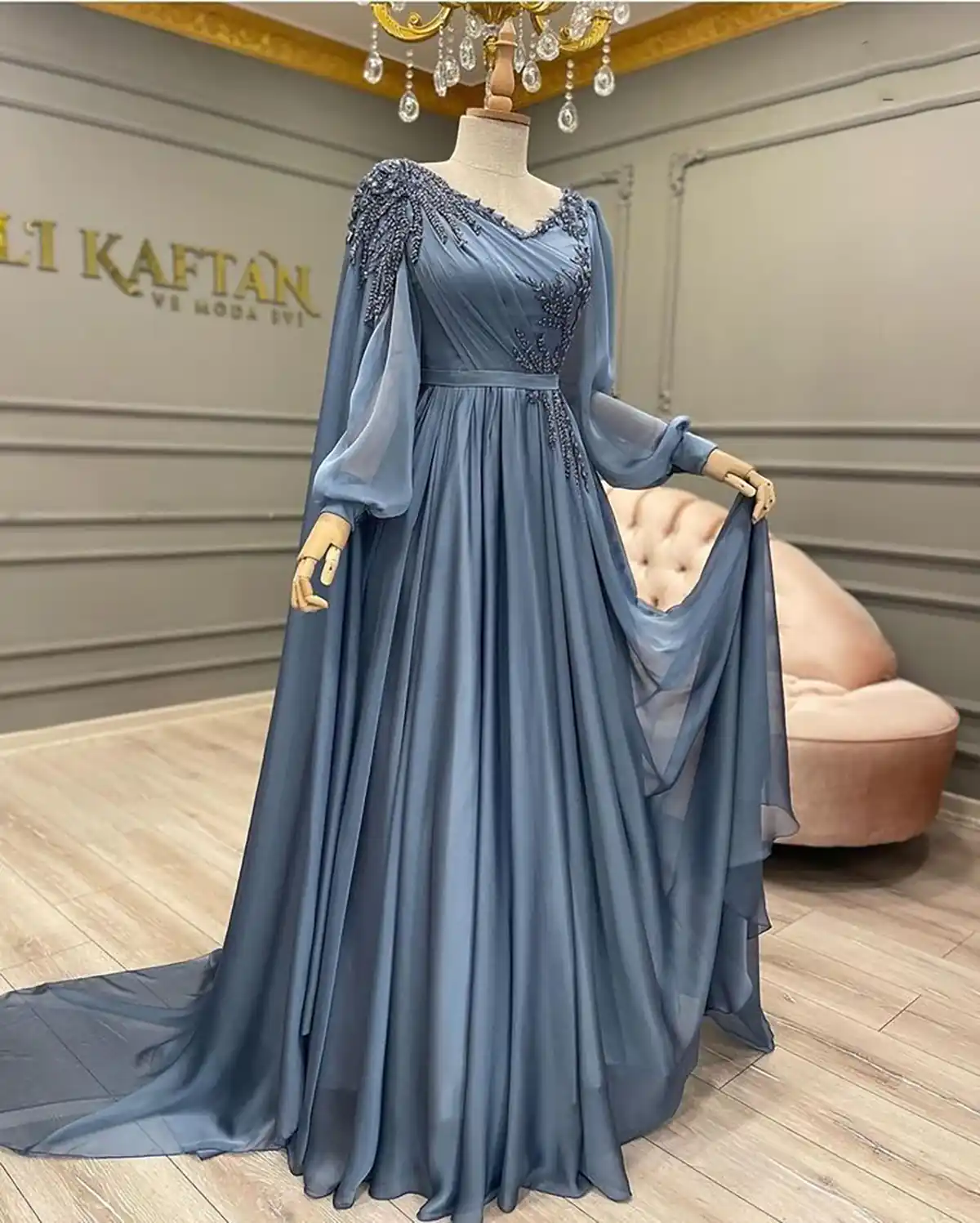 لباس مجلسی زنانه برای عروسی پوشیده