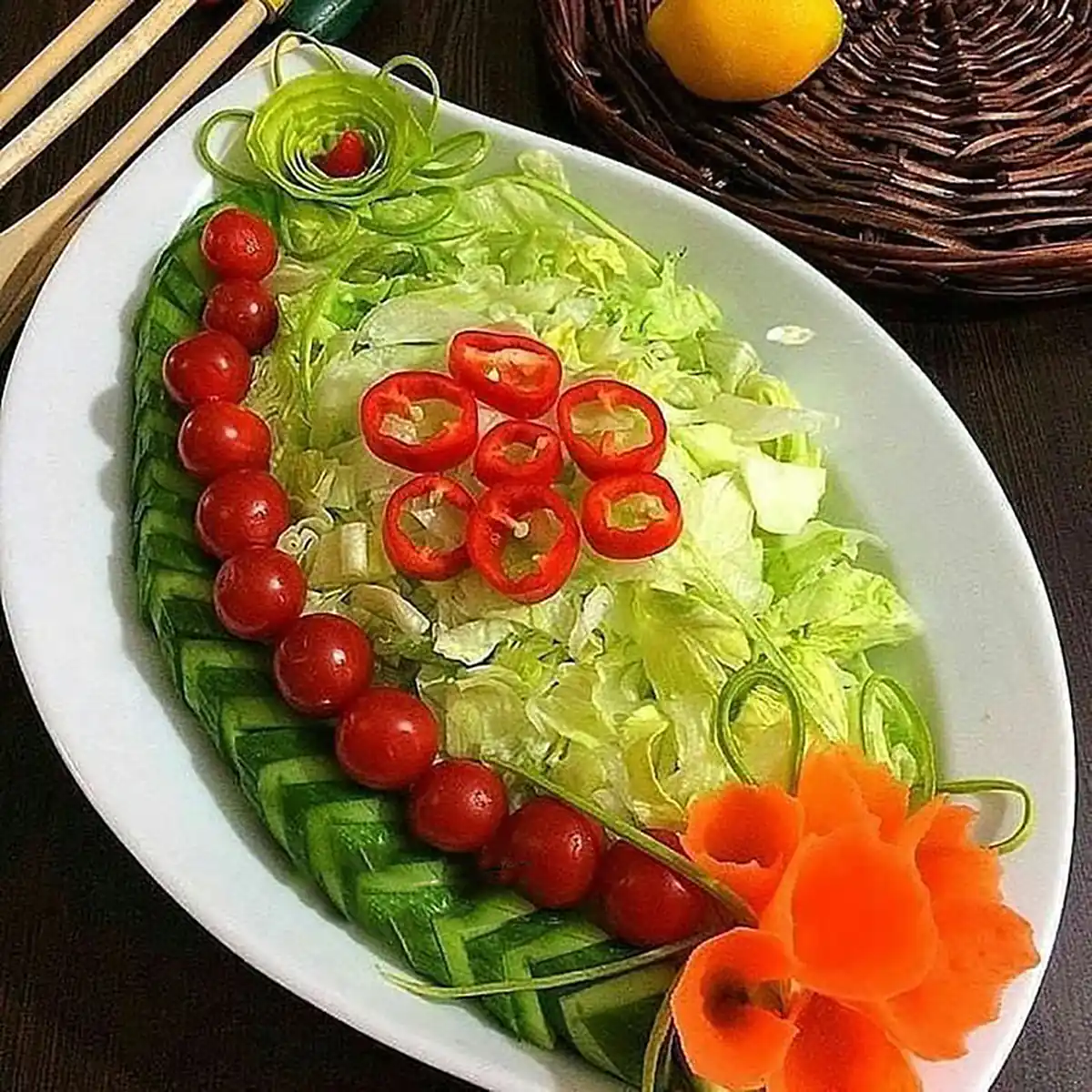 تزیین سالاد کاهو در ظرف گرد 