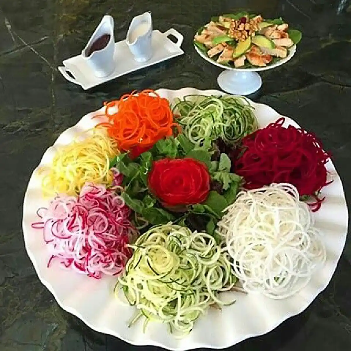 تزیین سالاد کاهو و خیار و گوجه و هویج 