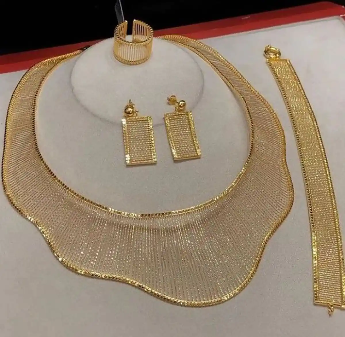 سرویس طلای زرد مناسب هدیه
