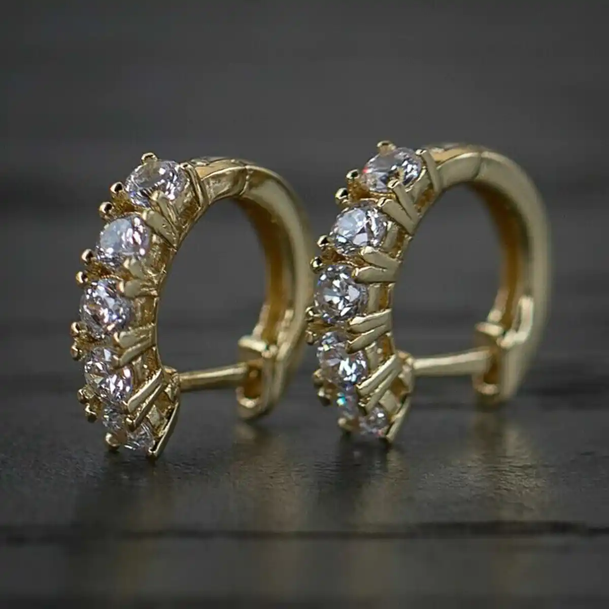 ۵. گوشواره حلقه‌ای بزرگ طلا
