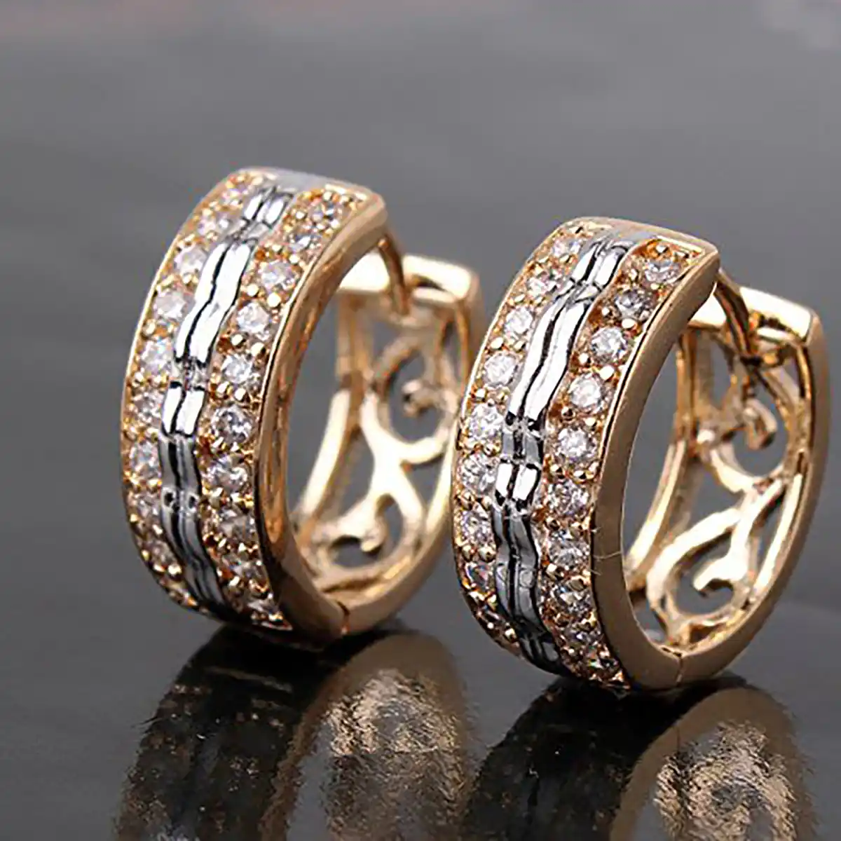 ۲. گوشواره حلقه‌ای طلا ظریف
