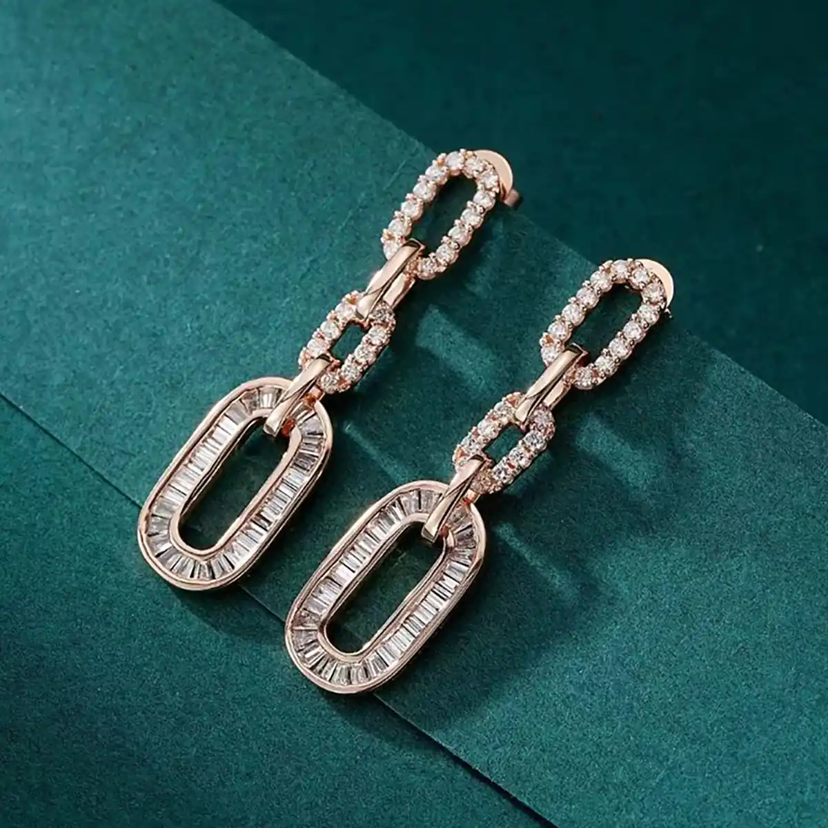 ۱۳. گوشواره حلقه‌ای خاص و متفاوت
