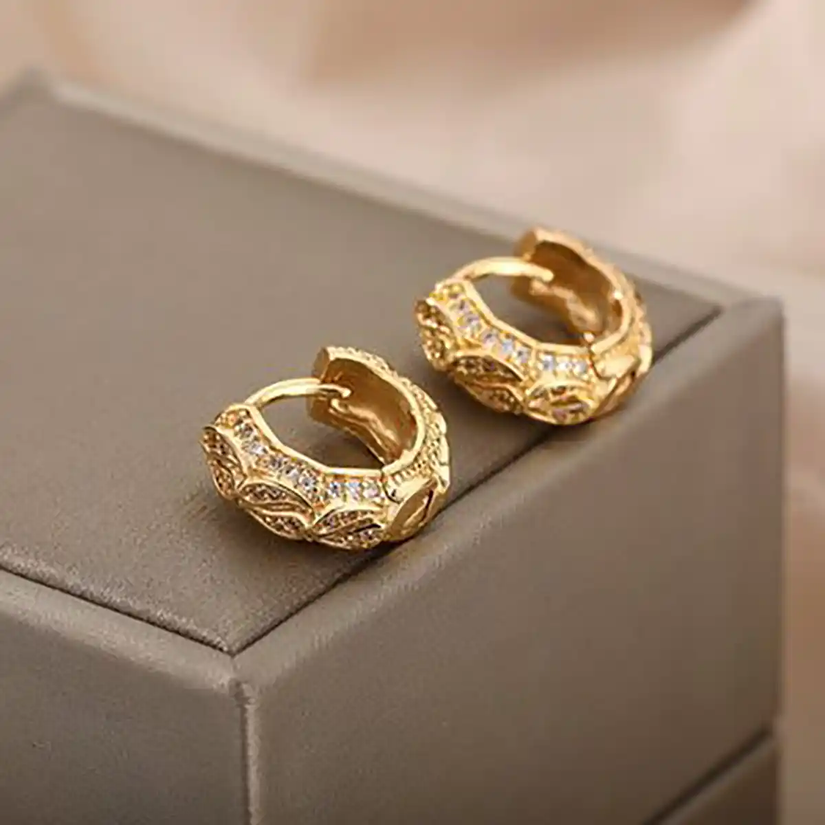 ۱۱. گوشواره حلقه‌ای استیل ارزان
