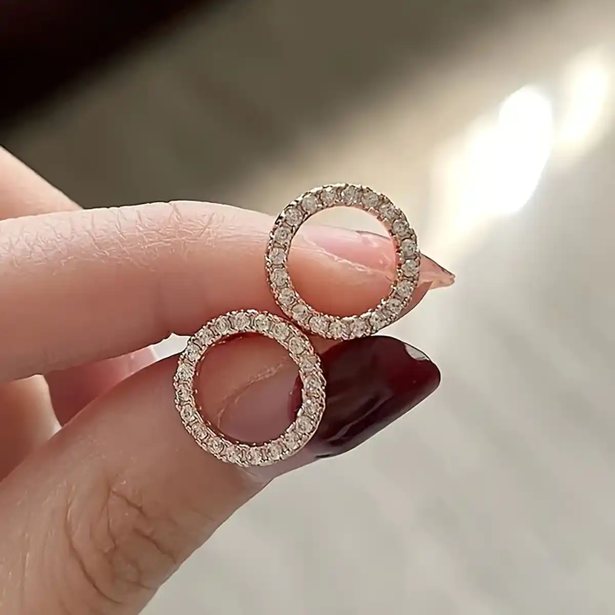۷. گوشواره حلقه‌ای سبک و راحت
