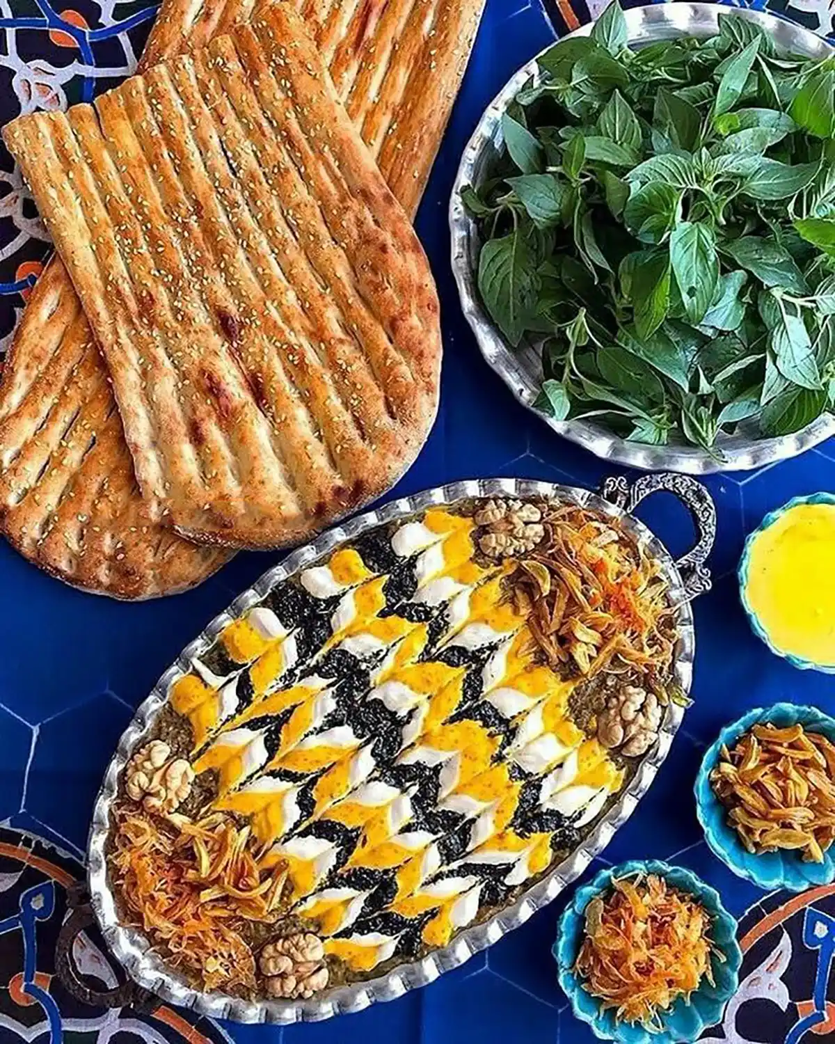 تزیین کشک بادمجان در ظرف بیضی
