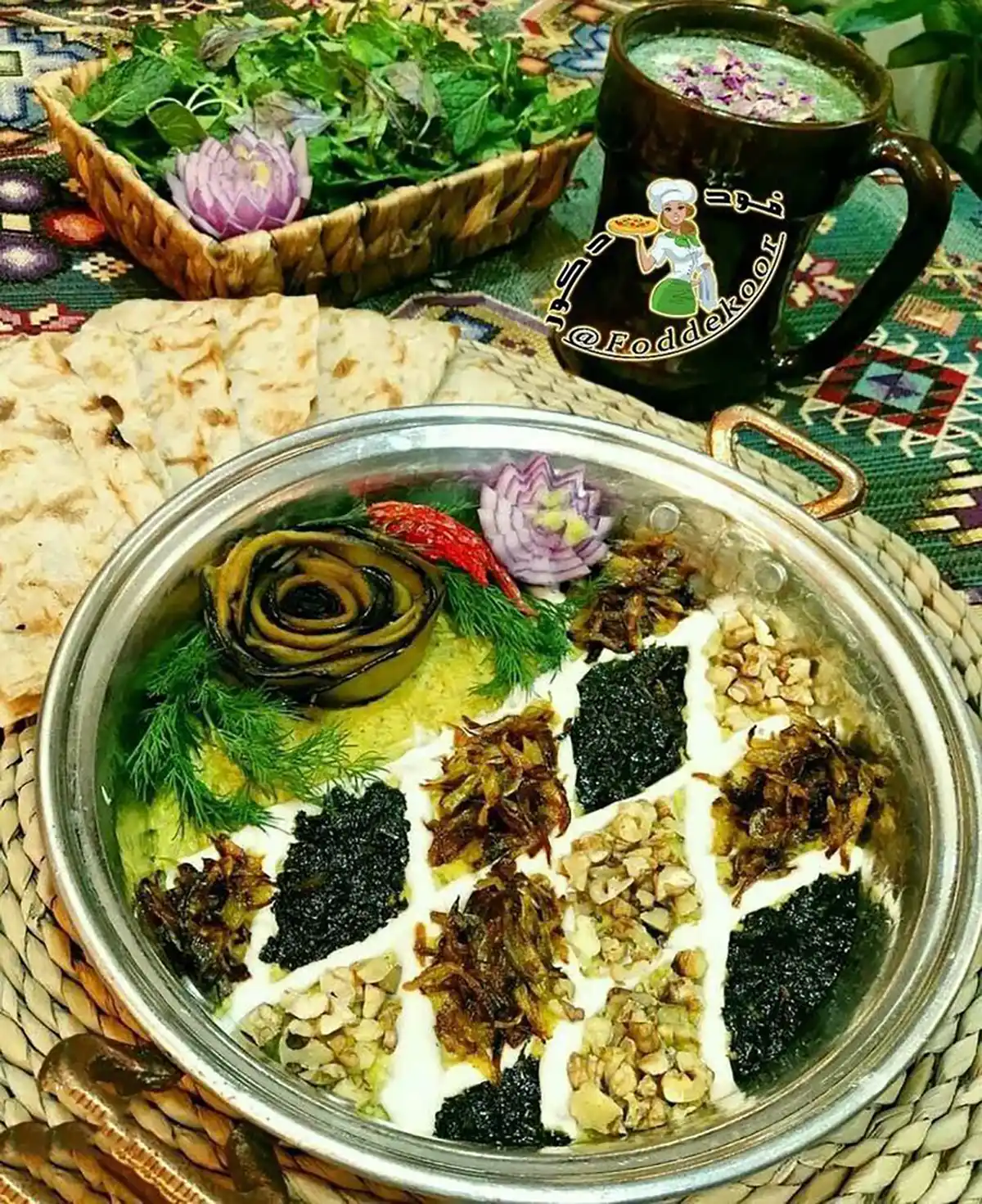 تزیین کشک و بادمجان در ظرف گرد
