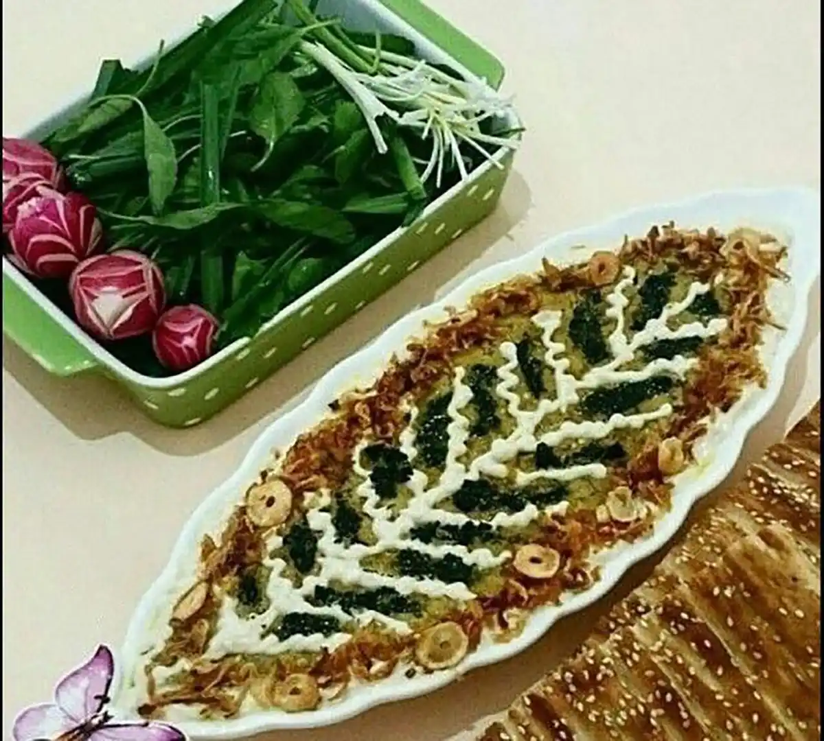تزیین کشک بادمجان لقمه ای
تزیین کشک بادمجان در ظرف مربع
