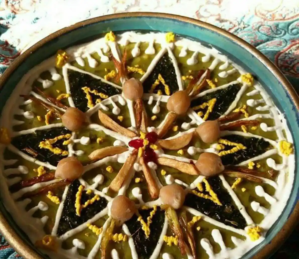 تزیین کشک بادمجان با نان سنگک

