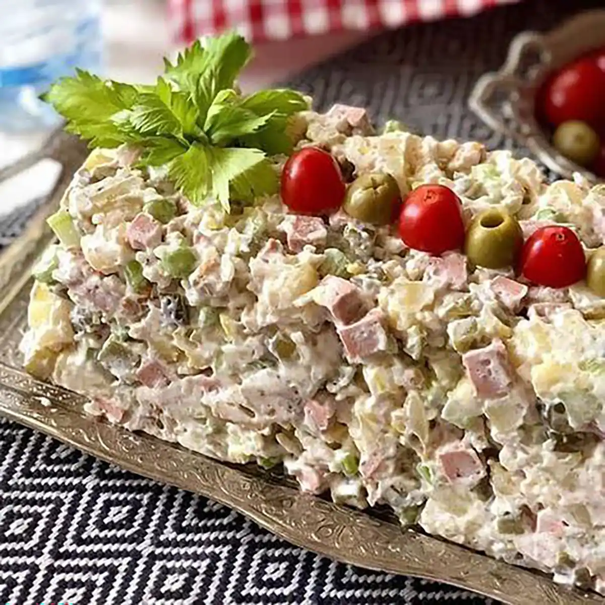 تزیین سالاد الویه تک نفره برای تولد