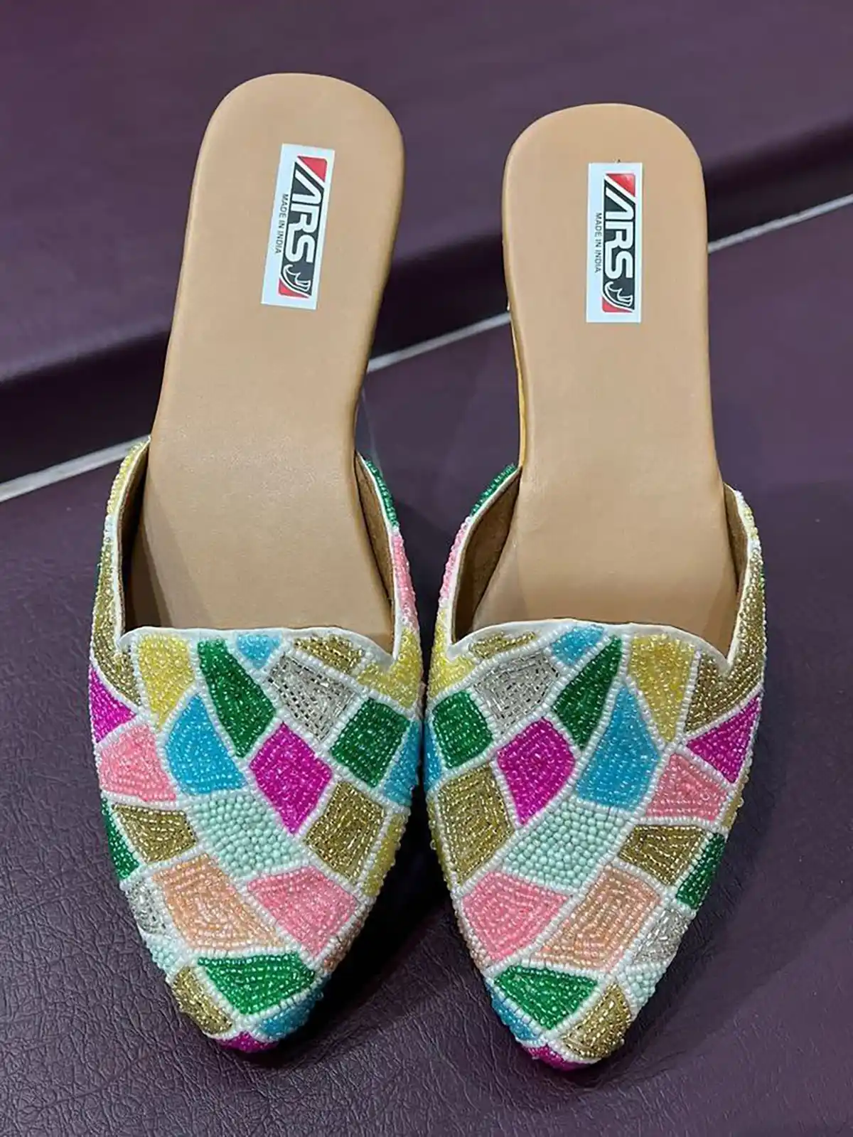 صندل جلو بسته گلدوزی شده