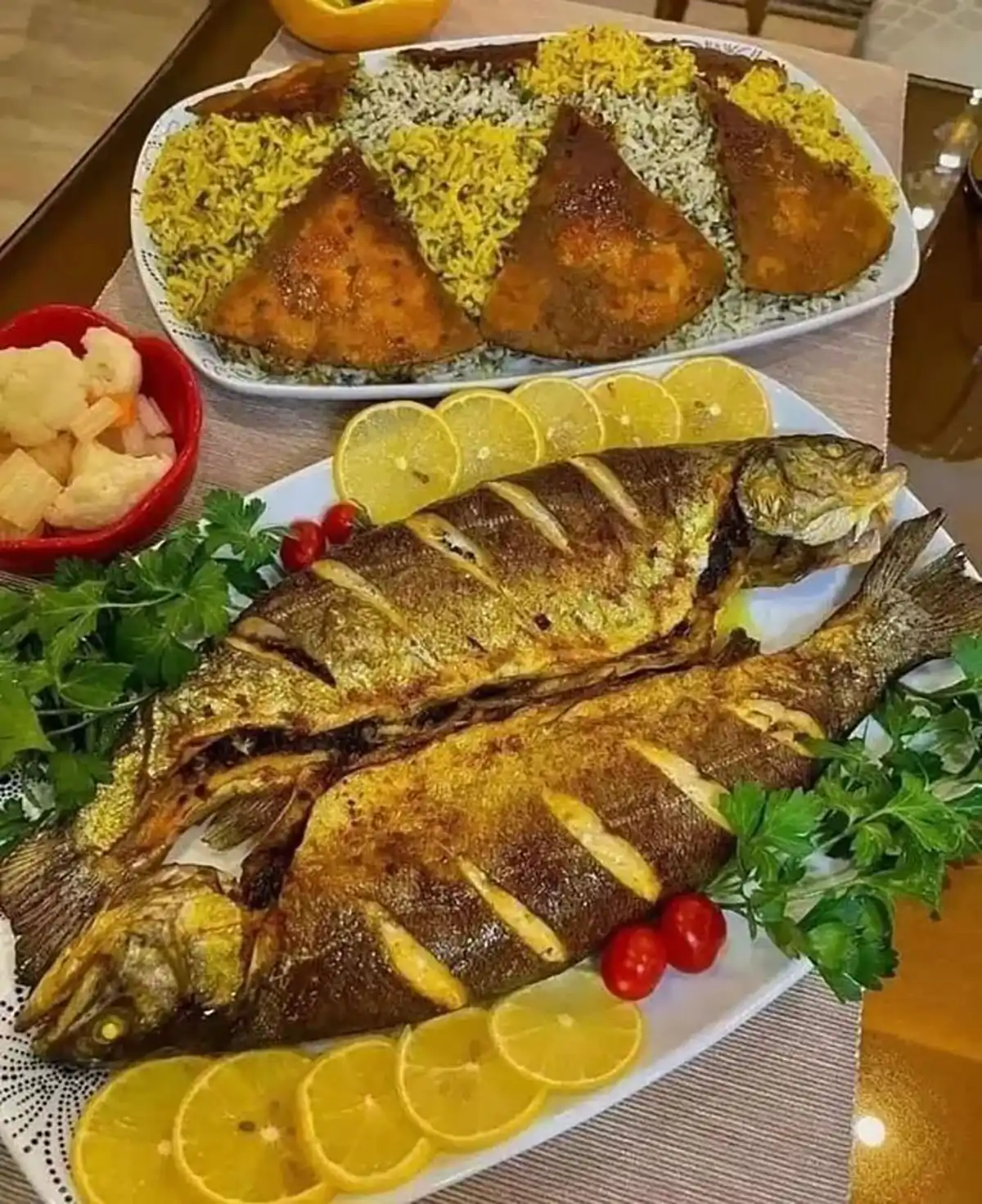 تزیین ماهی سرخ شده در دیس
