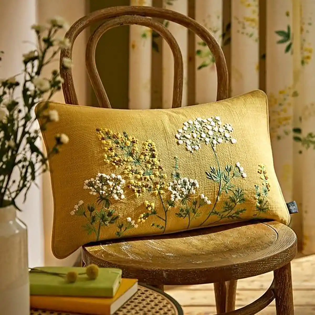 کوسن گلدوزی شده