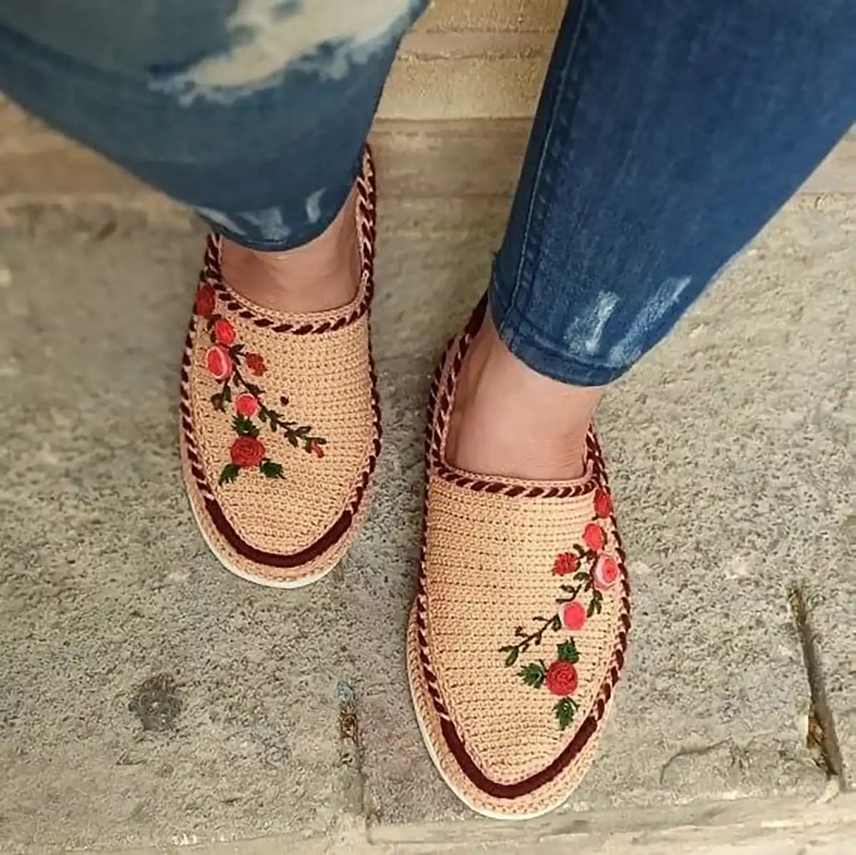 گیوه گلدوزی شده