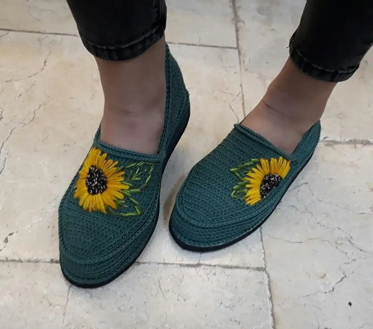 گیوه گلدوزی شده