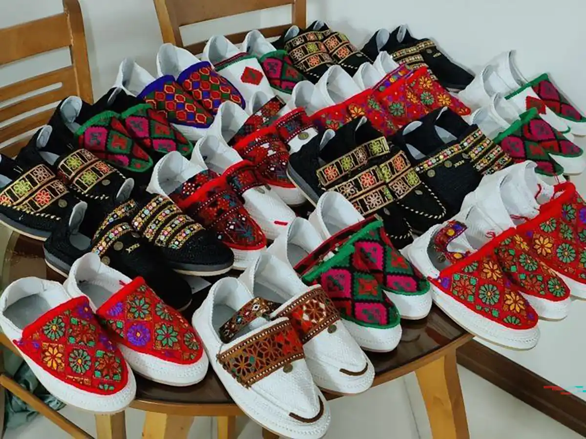 گیوه گلدوزی شده