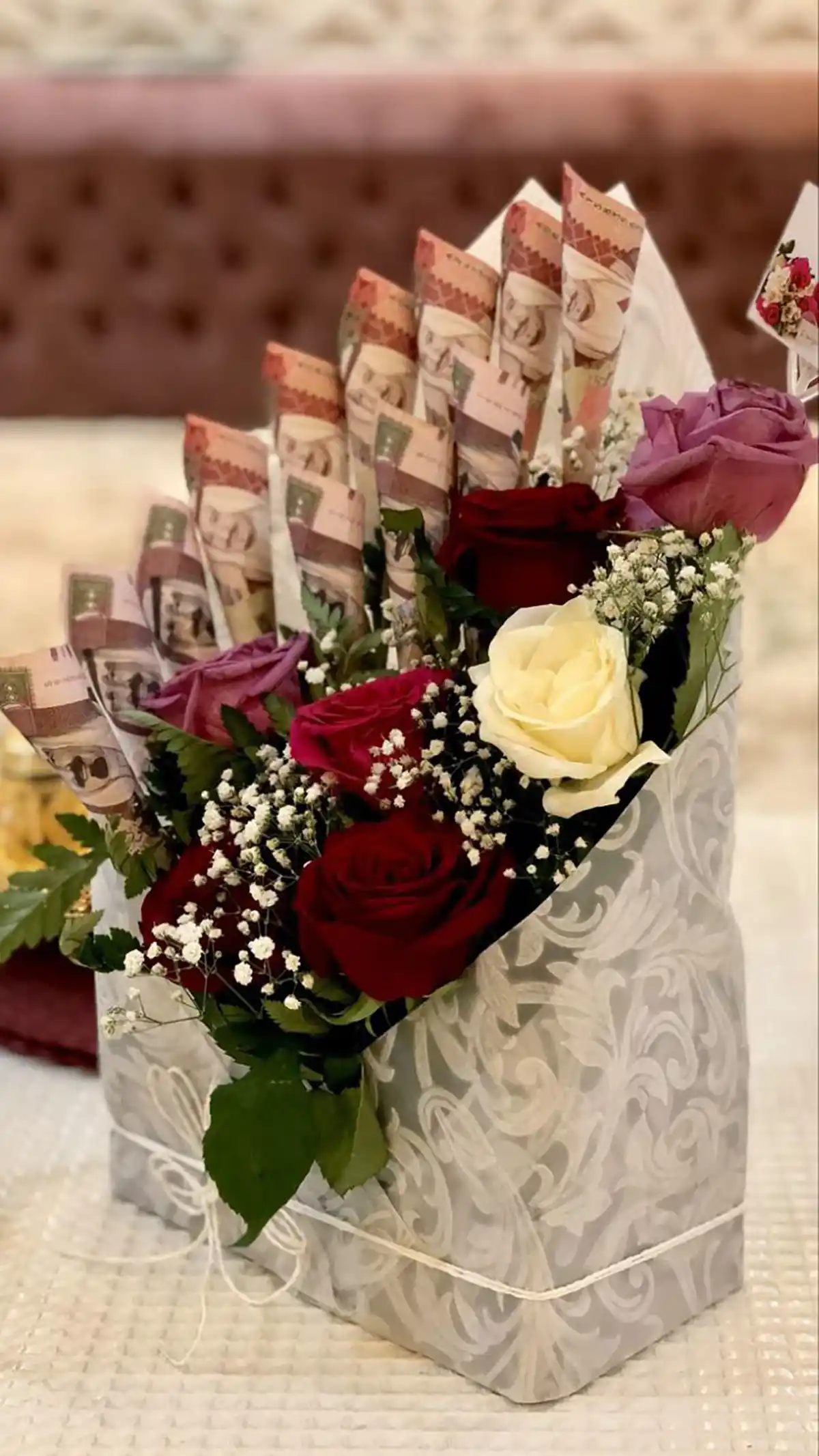 تزیین پول ساده و شیک
تزیین پول در باکس کوچک
تزیین گل با پول کم
تزیین پول با بادکنک
تزیین پول با روبان
تزیین پول قیفی
