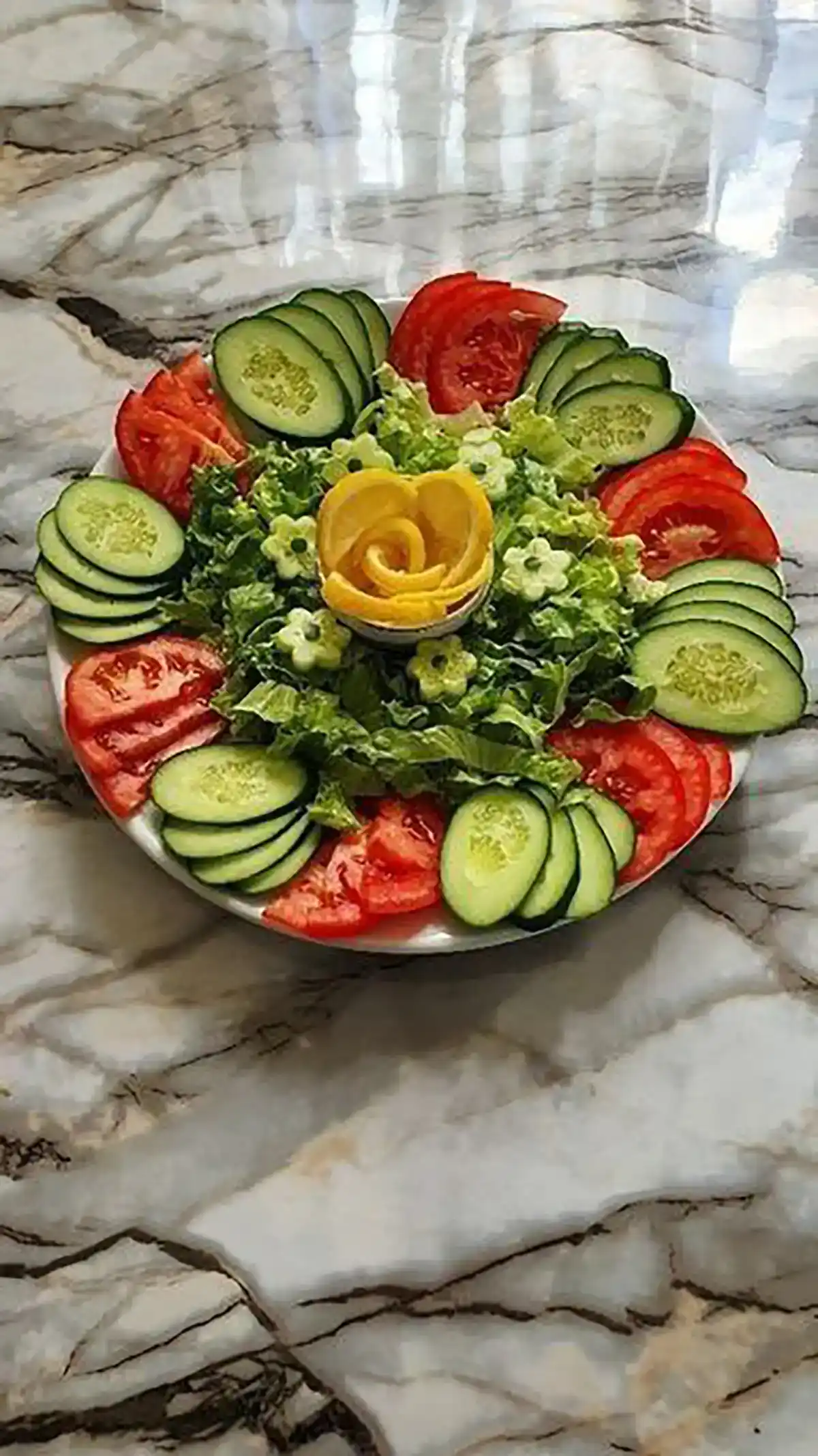 تزیین سالاد کاهو