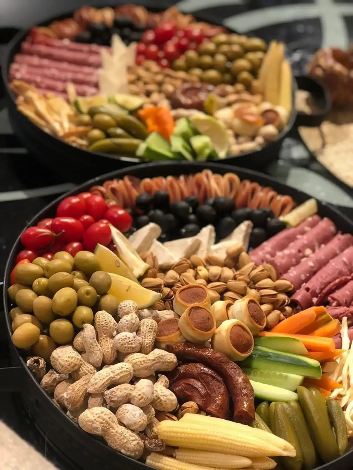 طرز تهیه سینی مزه برای مشروب سینی مزه برای مهمانی میز مزه ساده و شیک تزیین سینی مزه سینی مزه ساده میز مزه مشروب 