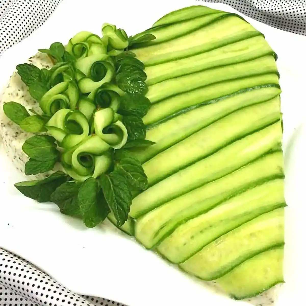 تزیین خیار آسان تزیین خیار برای سالاد کاهو تزیین خیار برای سبد میوه تزیین خیار برای مدرسه برش خیار برای تزیین تزیین خیار و گوجه و پنیر برای صبحانه