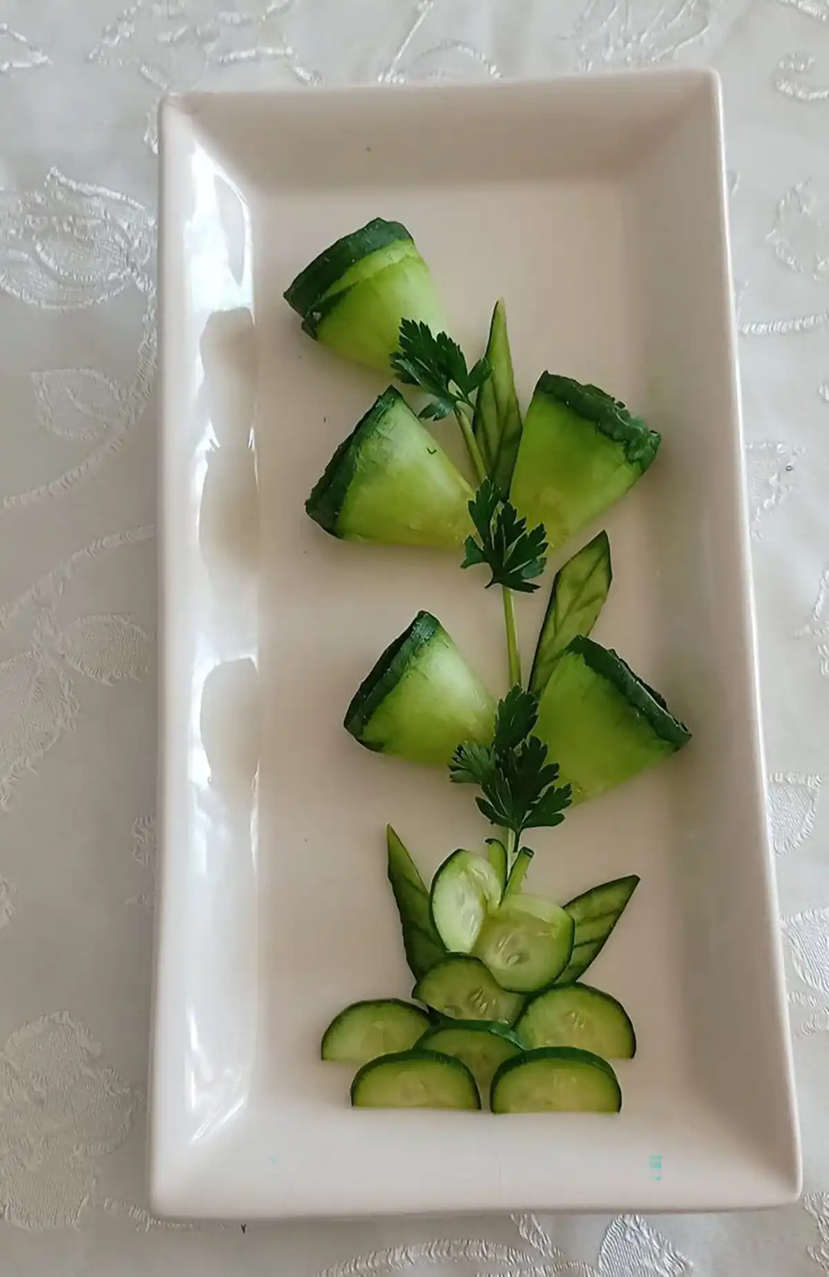 تزیین خیار آسان تزیین خیار برای سالاد کاهو تزیین خیار برای سبد میوه تزیین خیار برای مدرسه برش خیار برای تزیین تزیین خیار و گوجه و پنیر برای صبحانه