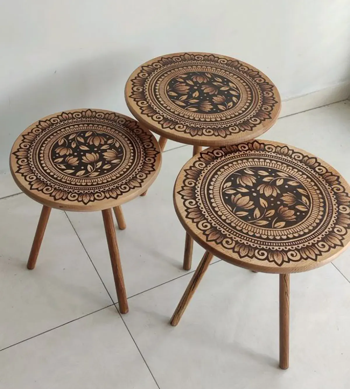 میز عسلی مدرن طرح‌دار با نقش ماندالا سوخته روی چوب