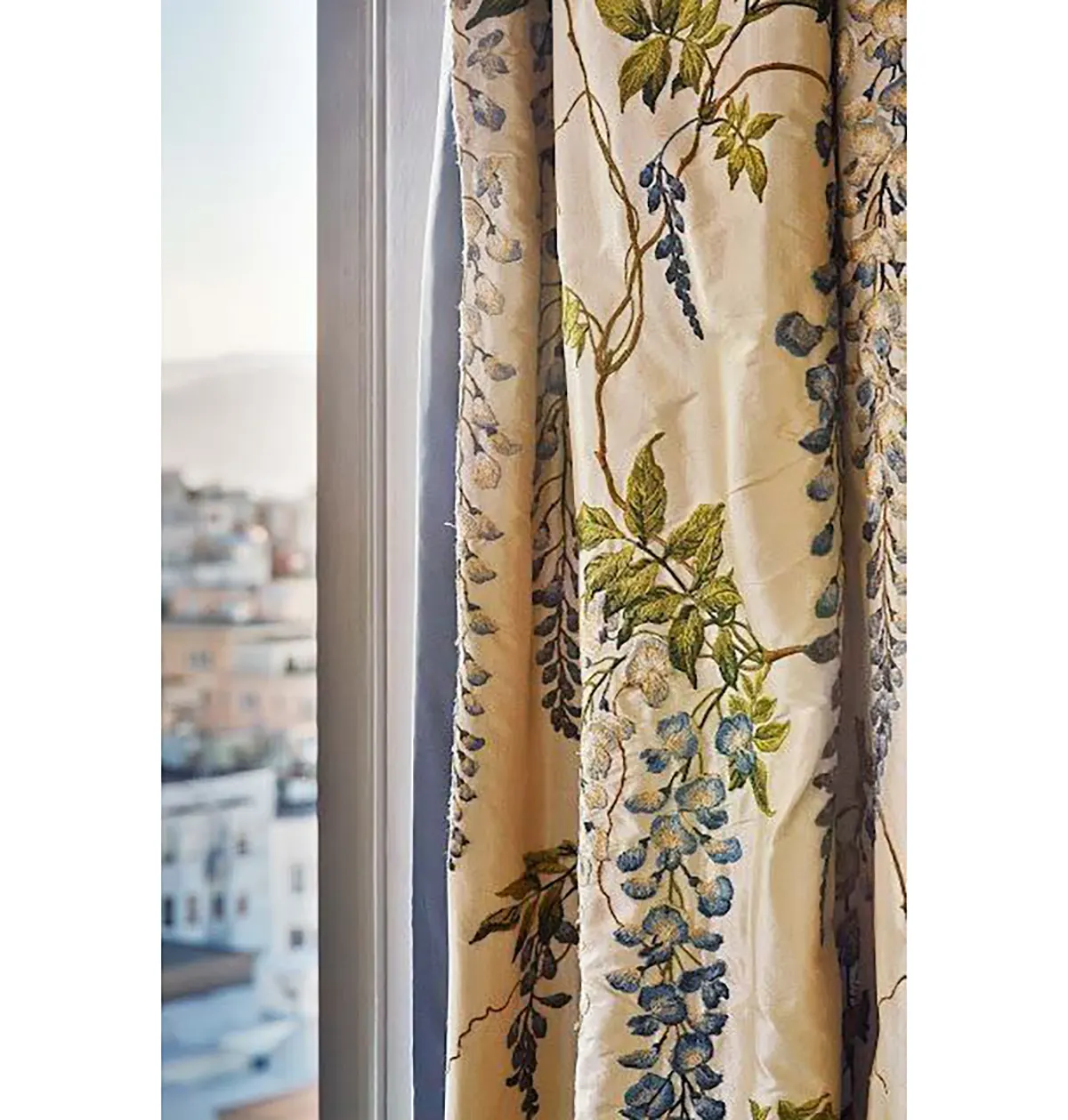 پرده گلدوزی شده