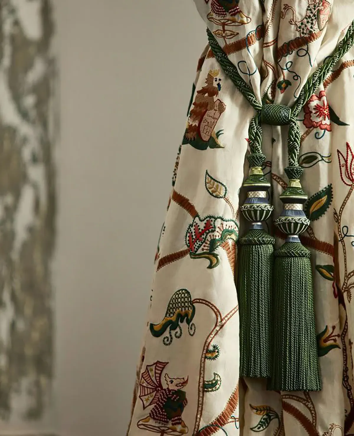 پرده گلدوزی شده