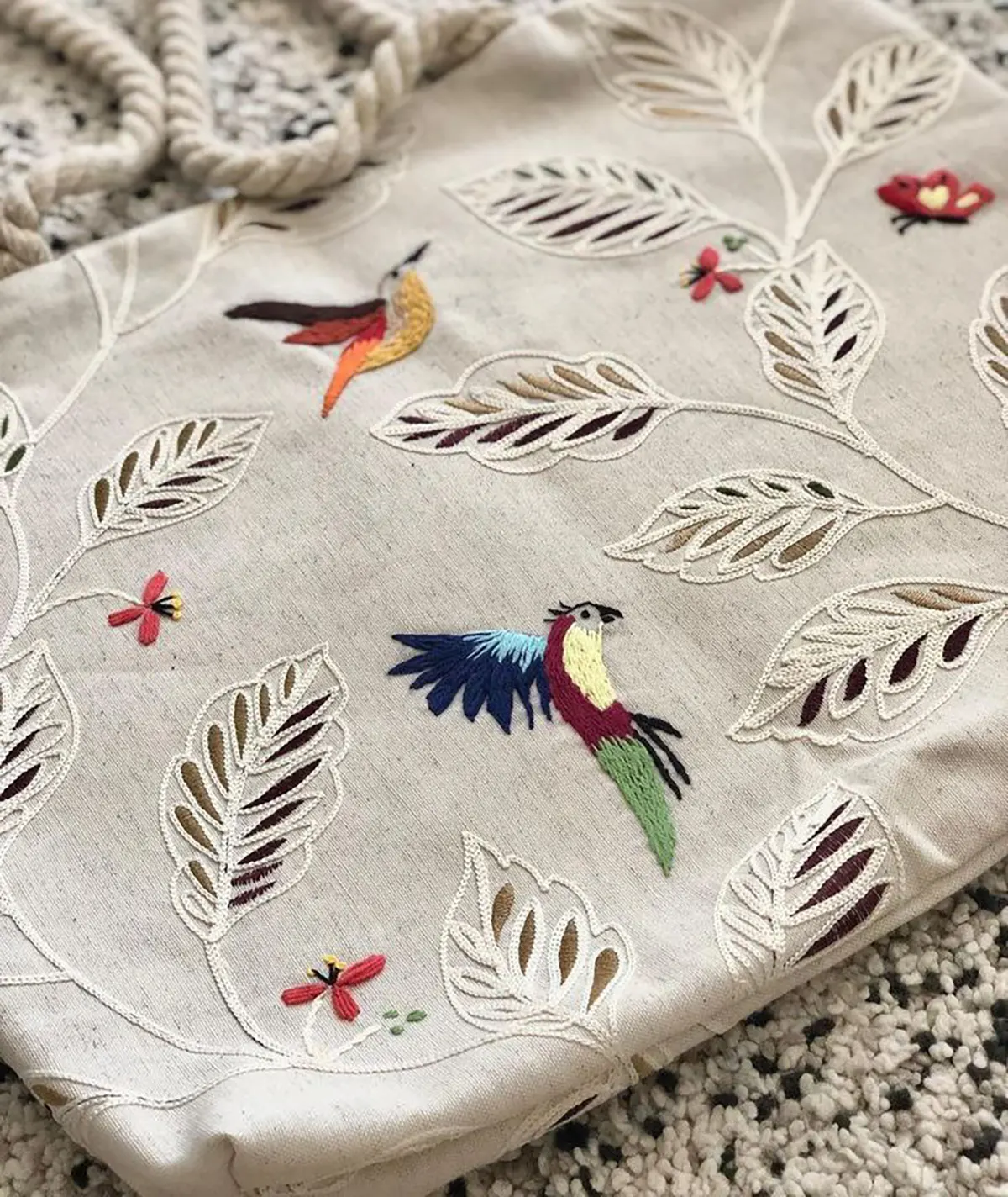 پرده گلدوزی شده