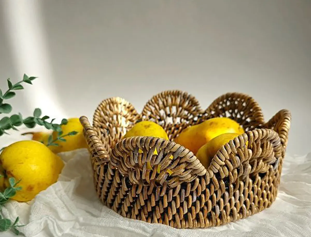 ظرف میوه چوبی و حصیری