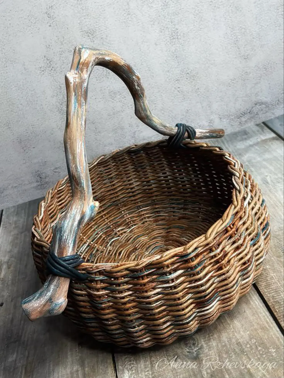 ظرف میوه چوبی و حصیری