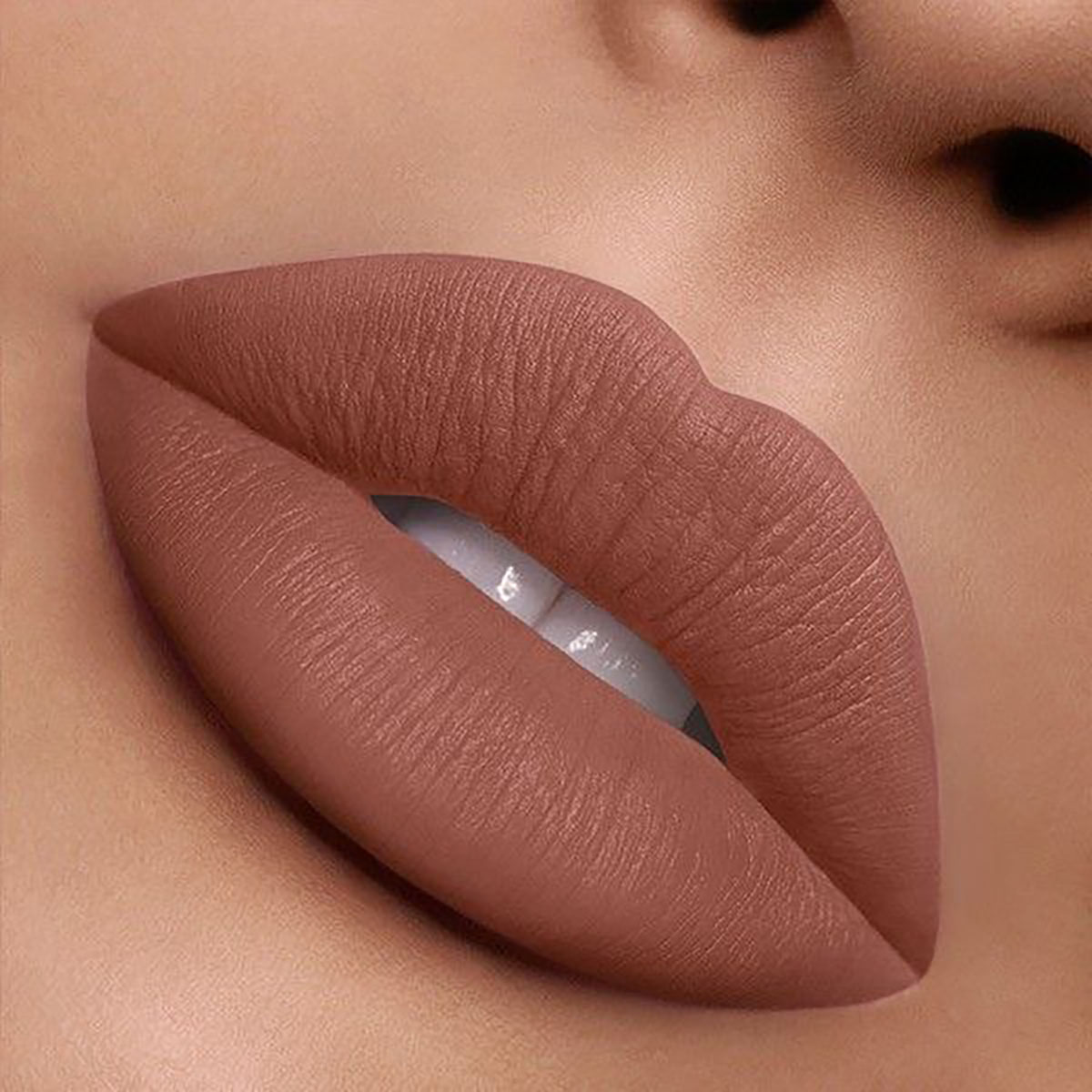 رژ لب قهوه ای کم رنگ
