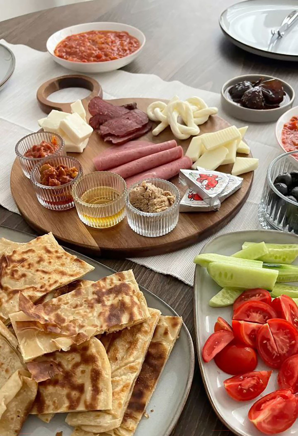 چیدمان میز صبحانه 