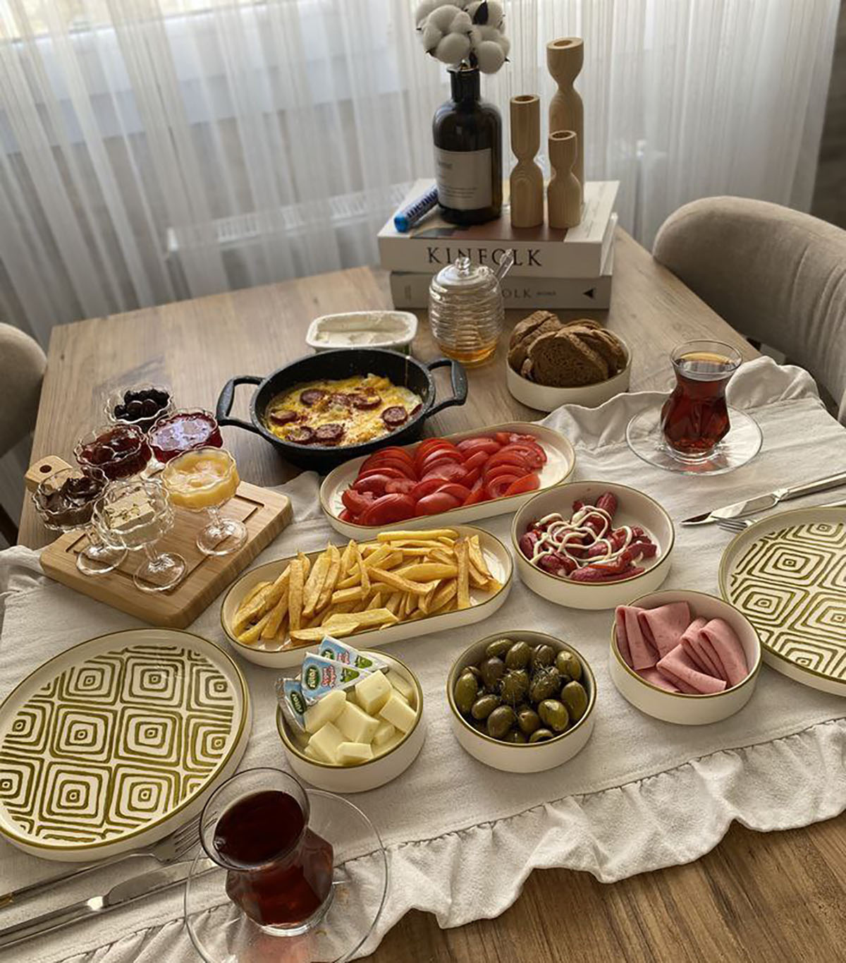 چیدمان میز صبحانه لاکچری

