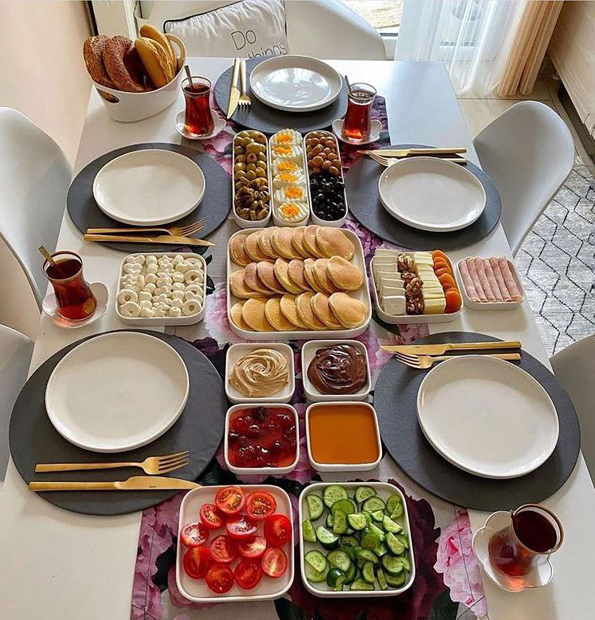 چیدمان میز صبحانه ساده
