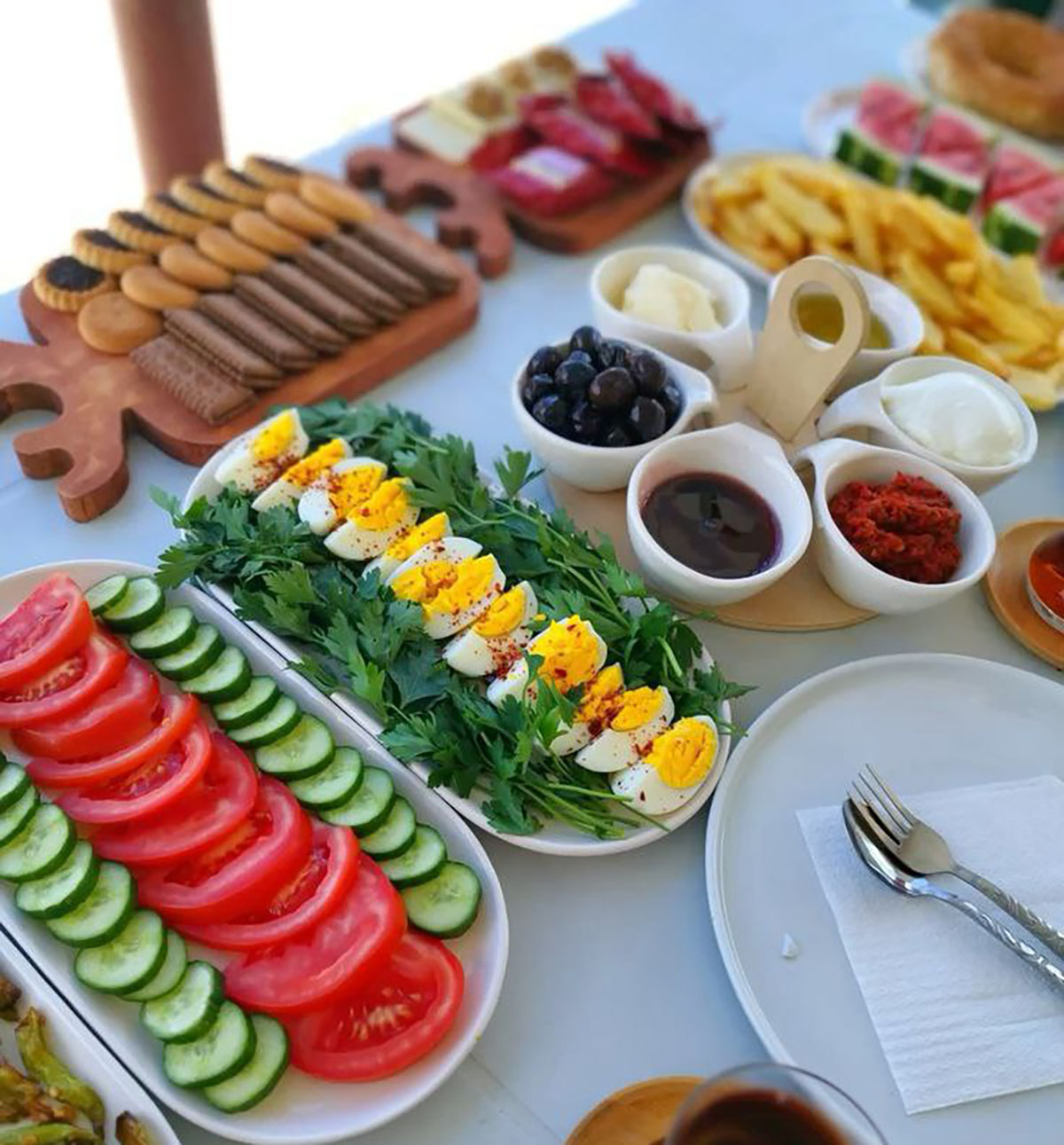 چیدمان میز صبحانه ساده
