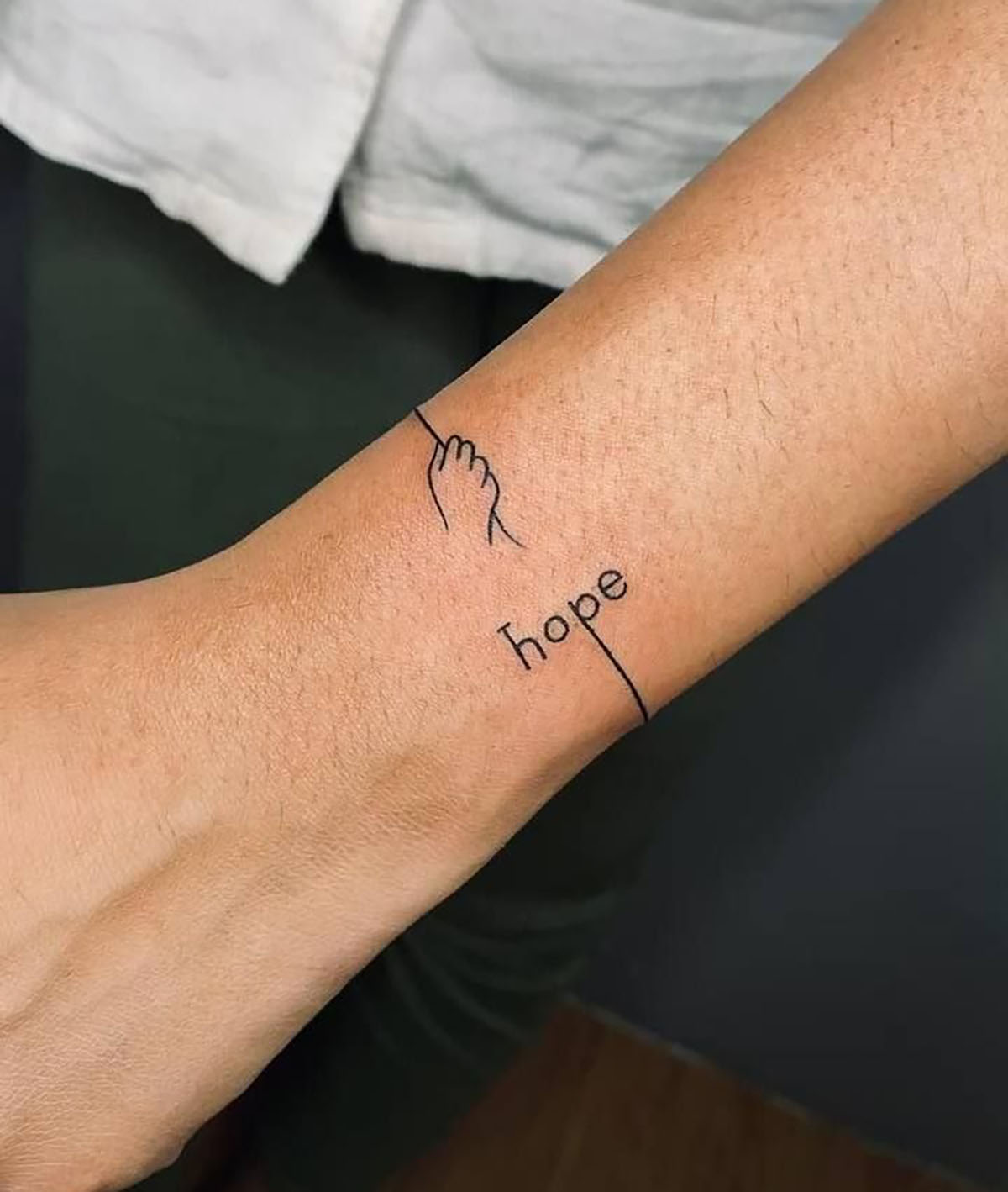 تاتو روی مچ دست مردانه