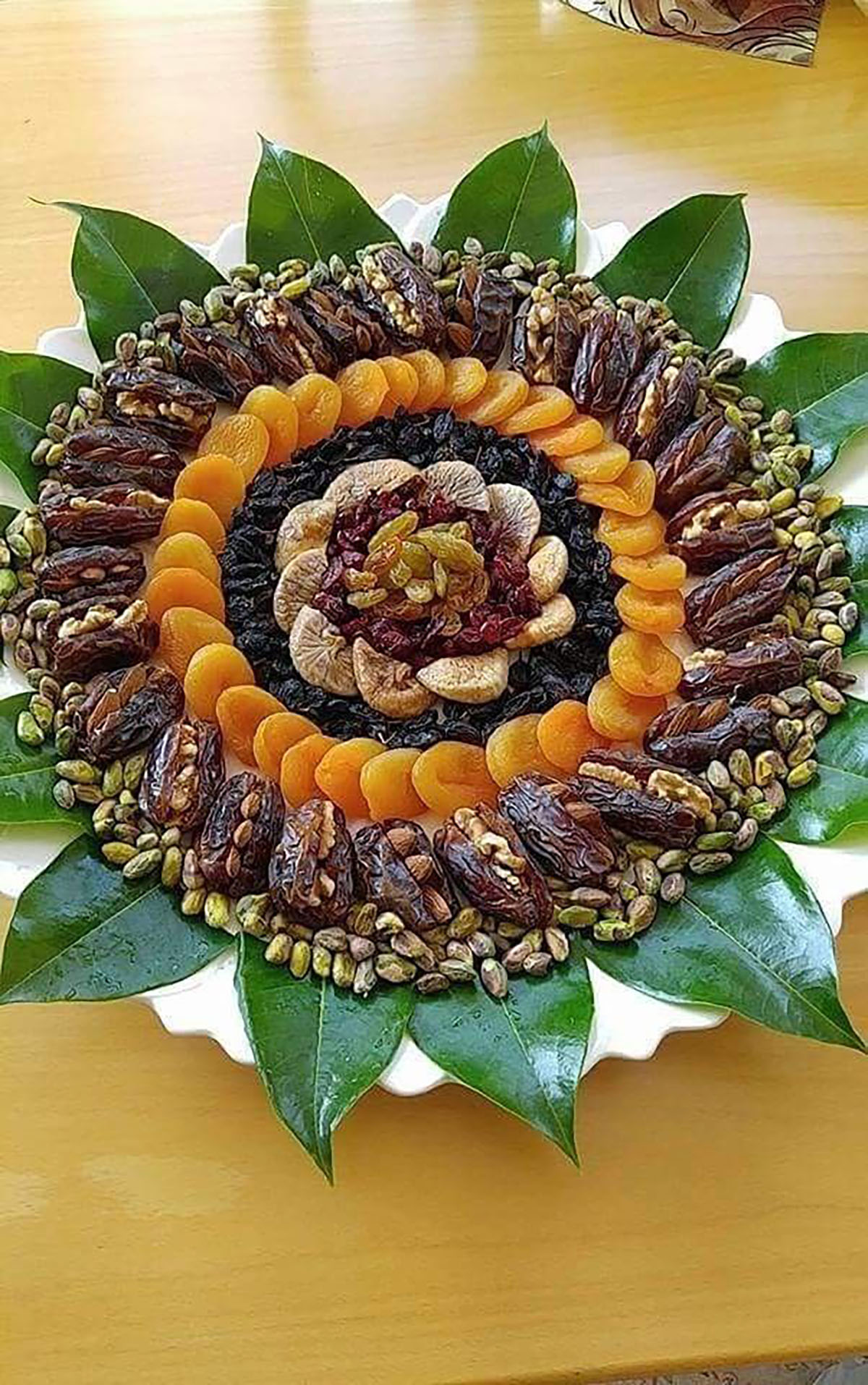 تزیین خرما با کنجد