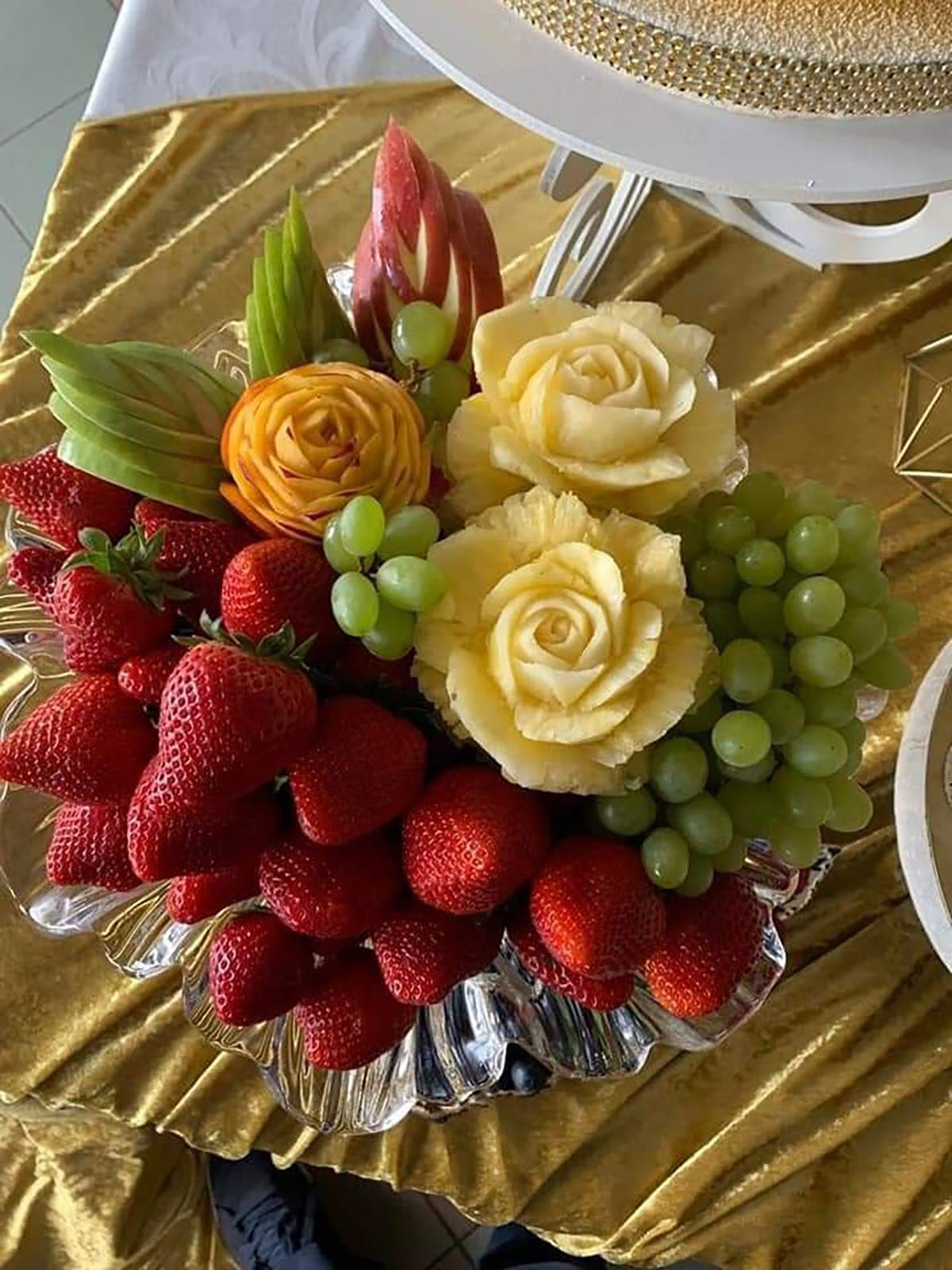 تزیین میوه برای تولد بزرگسال

