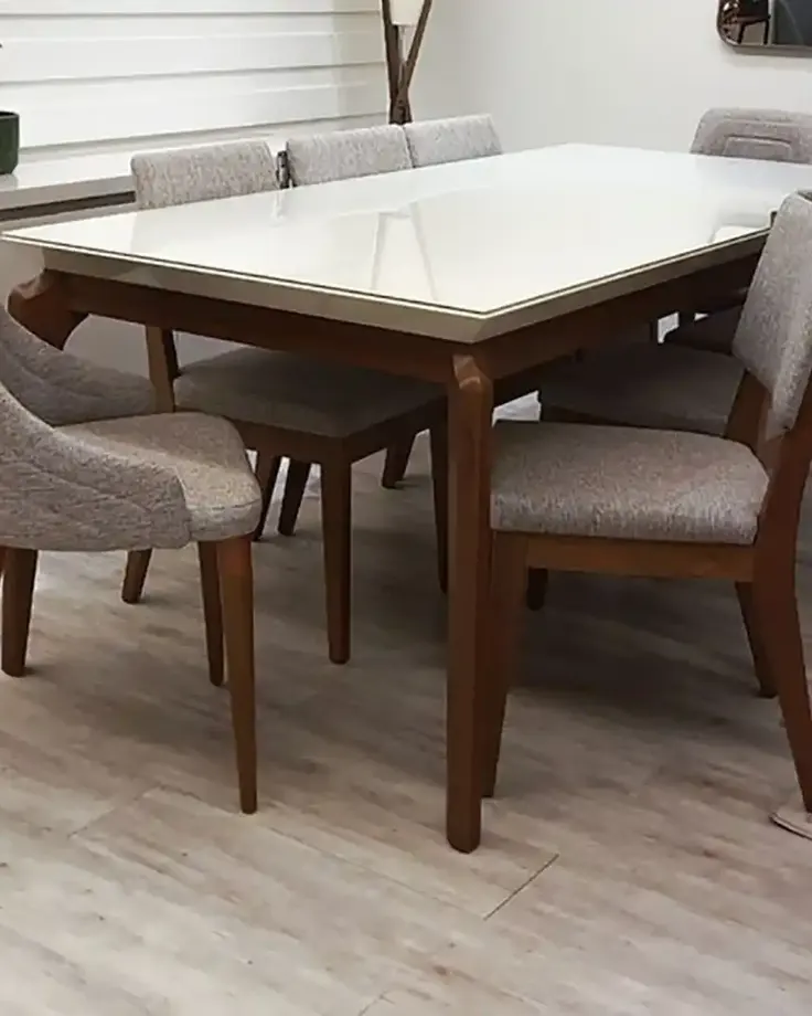 میز ناهارخوری با صفحه سفید براق و پایه چوبی
