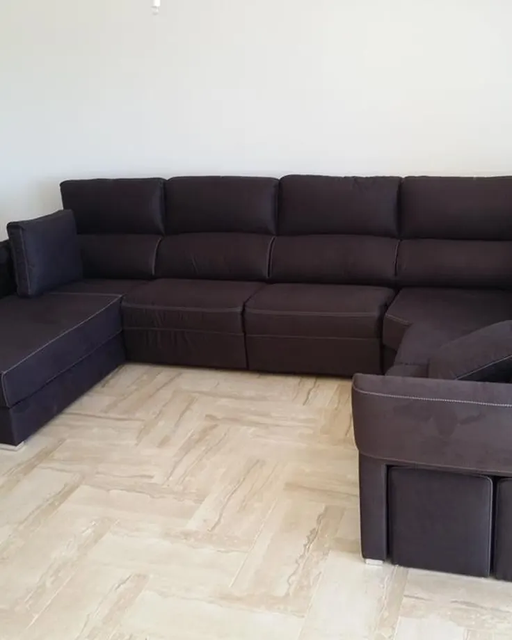 مبل راحتی ماژولار قهوه‌ای گوشه‌دار با تخت ذخیره