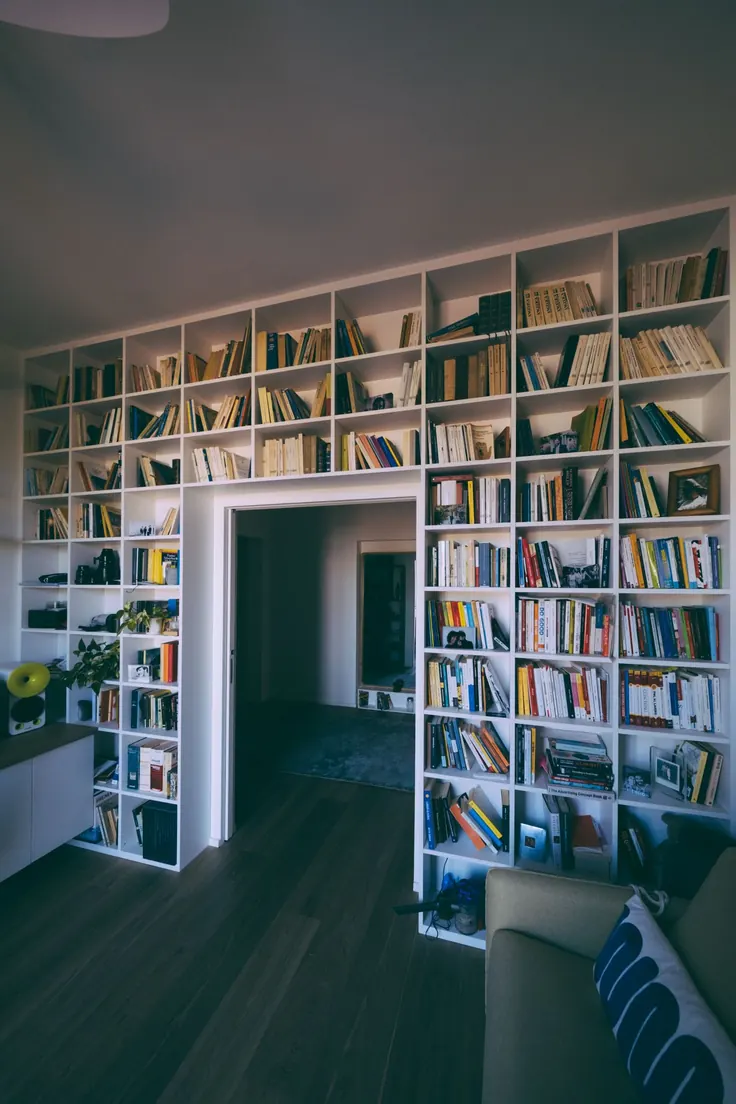 کتابخانه توکار سفید دور قاب در ورودی