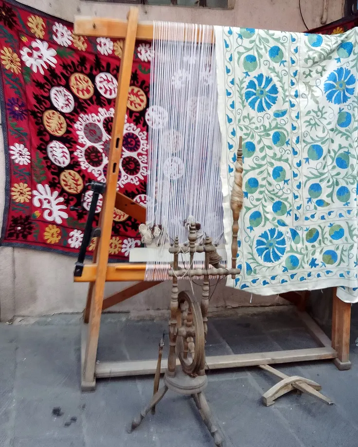 کارگاه بافندگی فرش دستباف با دار قالی