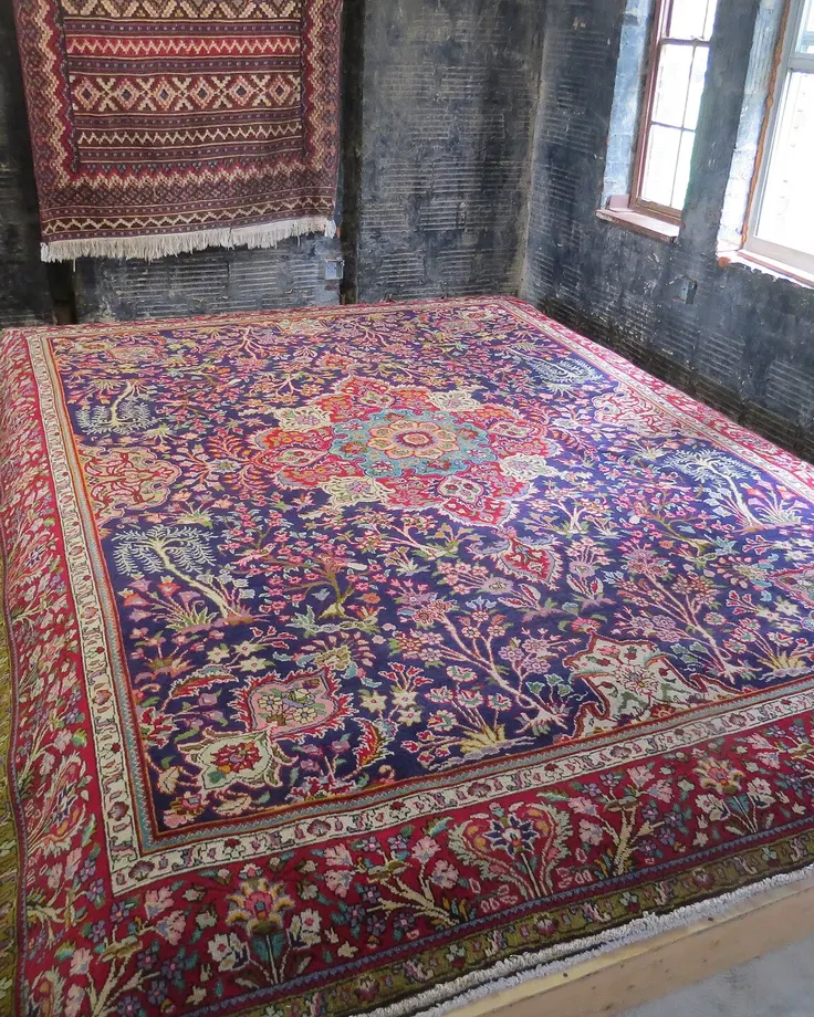 فرش دستباف تبریز پهن‌شده در پذیرایی