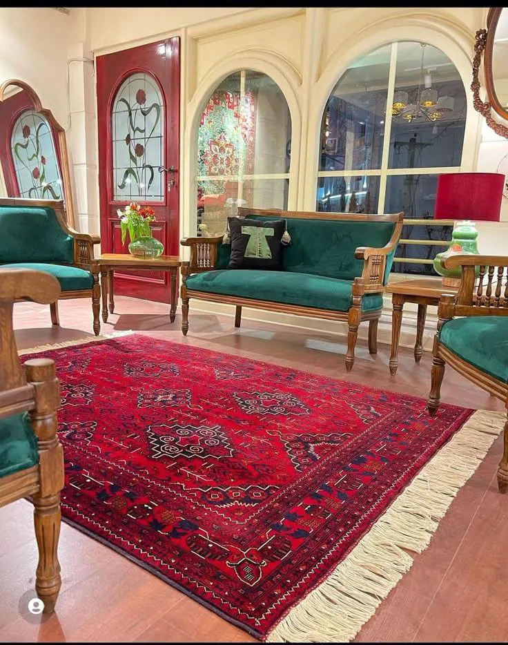 چیدمان کلاسیک پذیرایی با فرش قرمز