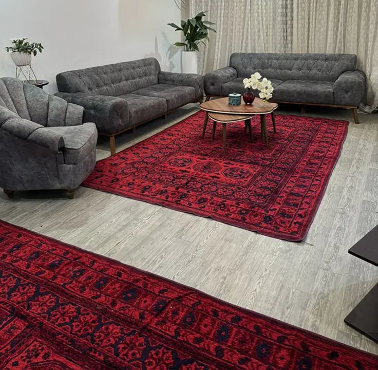 مبل راحتی خاکستری کاپیتونه در حالت نمایش