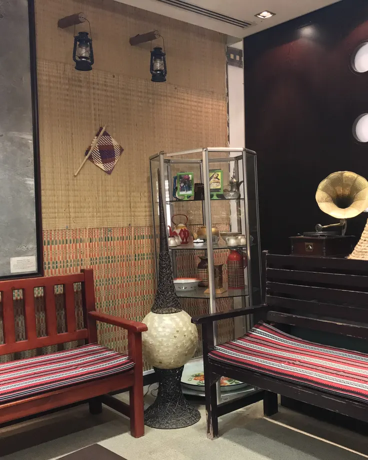 مدل اتیجه چوبی با روکش راه‌راه در فضای سنتی