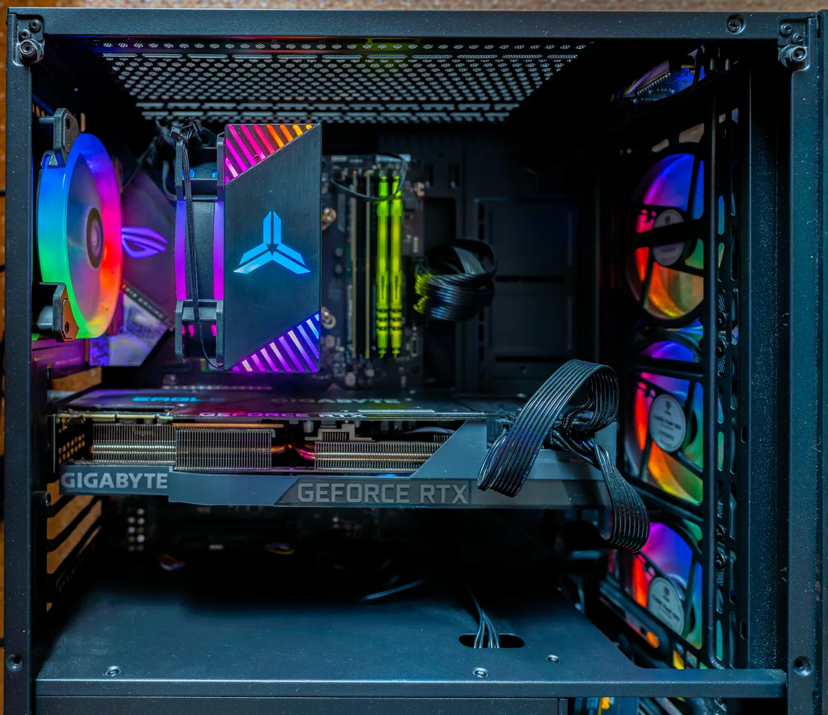 سیستم گیمینگ با نورپردازی RGB برای گوشه گیمینگ