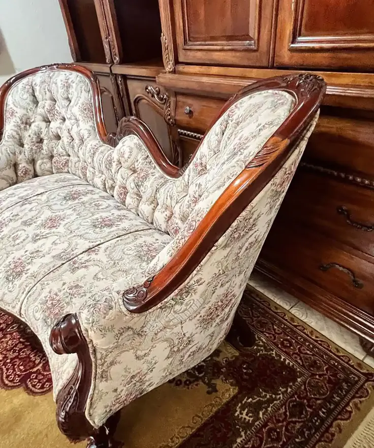 نمای نزدیک دکمه‌کاری لوزی روی مبل چسترفیلد